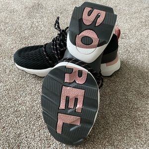 NIB Sorel Women's Kinetic Impact Lace Shoe Sneaker in Black/Jet w Pink Details